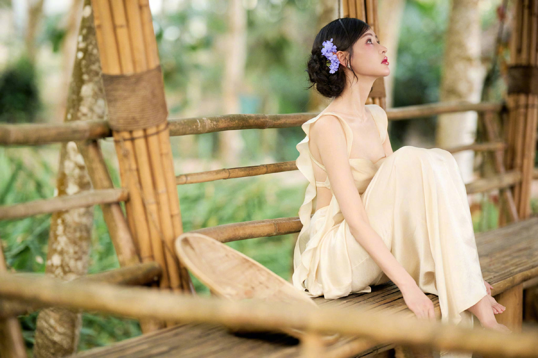 张天爱森系写真清冷仙气 露背造型勾勒曼妙身材