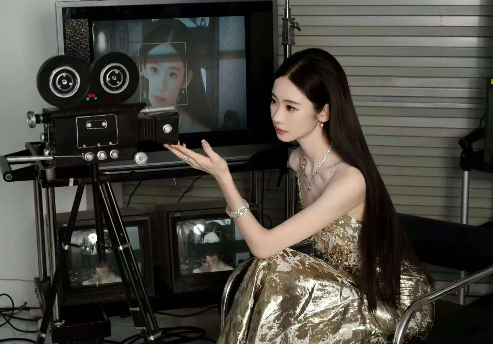 张艺凡穿金色长裙贵气冷艳 复古镜头展示动人曲线