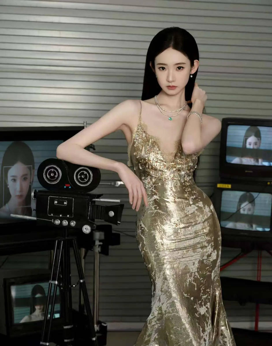 张艺凡穿金色长裙贵气冷艳 复古镜头展示动人曲线