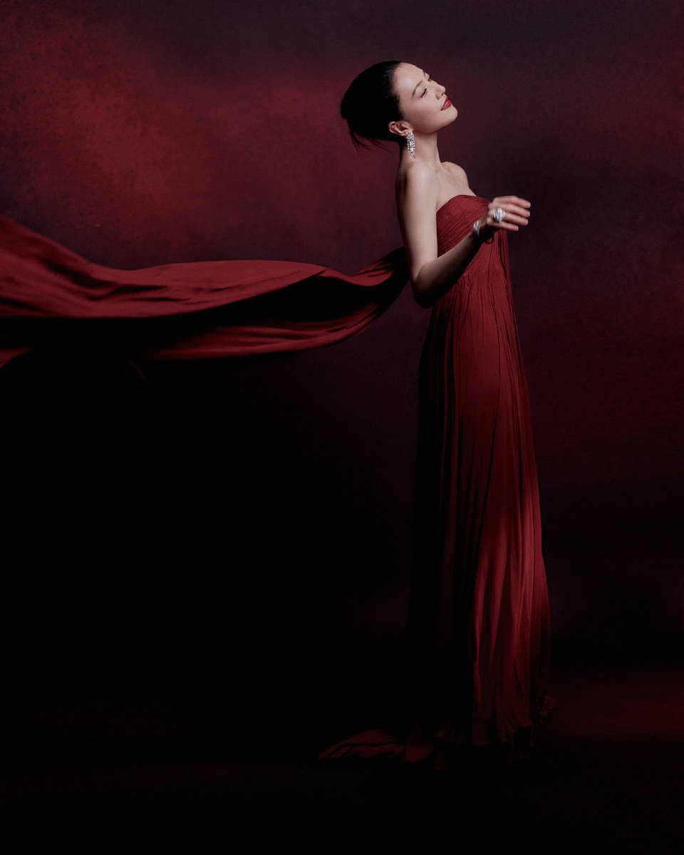 高圆圆穿红色抹胸裙 展露性感身材女神范儿十足