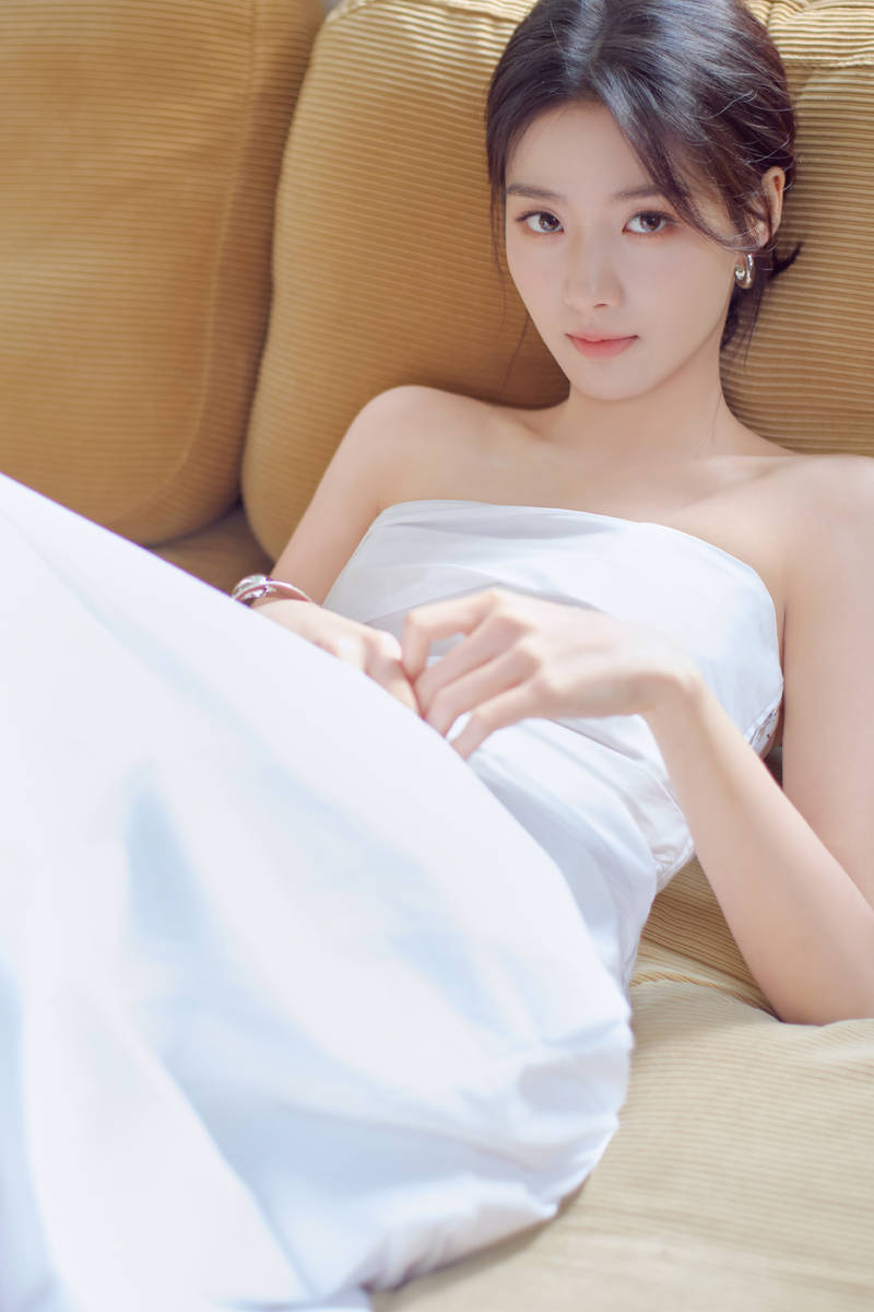 卢昱晓长发低挽优雅松弛 抹胸长裙尽显温柔仙气