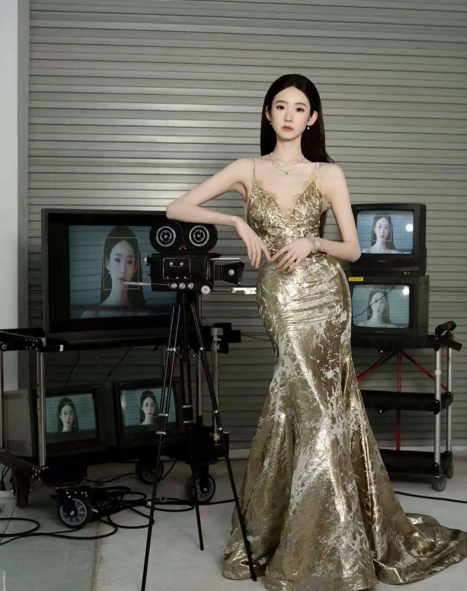 张艺凡穿金色长裙贵气冷艳 复古镜头展示动人曲线