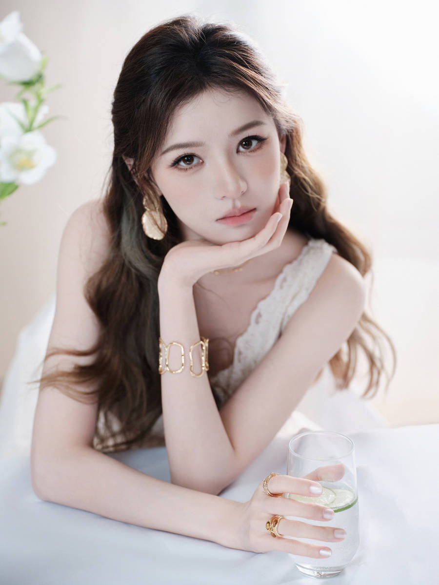 张予曦穿纱裙气质沉静优雅 手持花朵尽显温婉俏丽