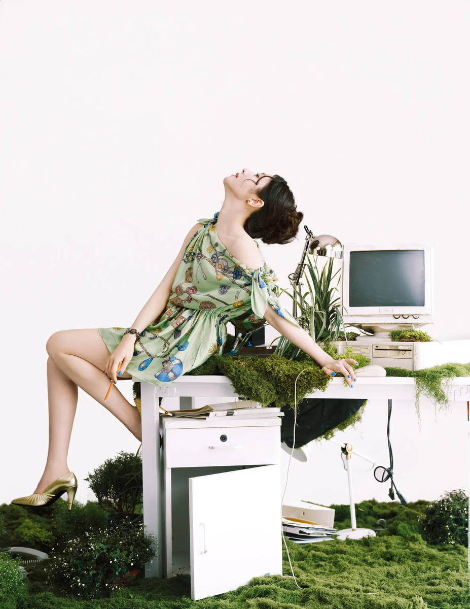 李兰迪穿斜肩裙秀好身材！化身时髦职场女郎