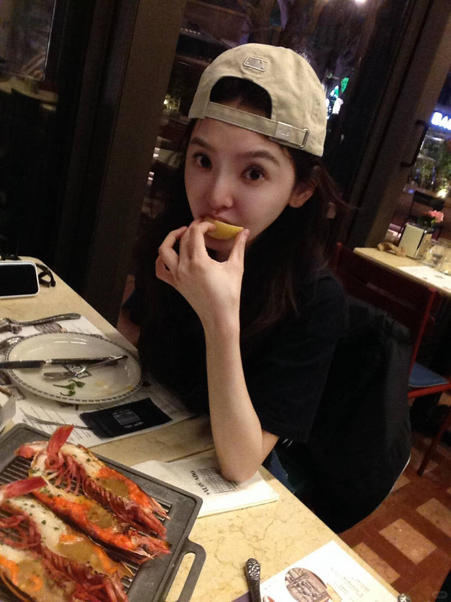 章若楠晒日常随拍灵动活泼 在美食前微笑娇憨可爱