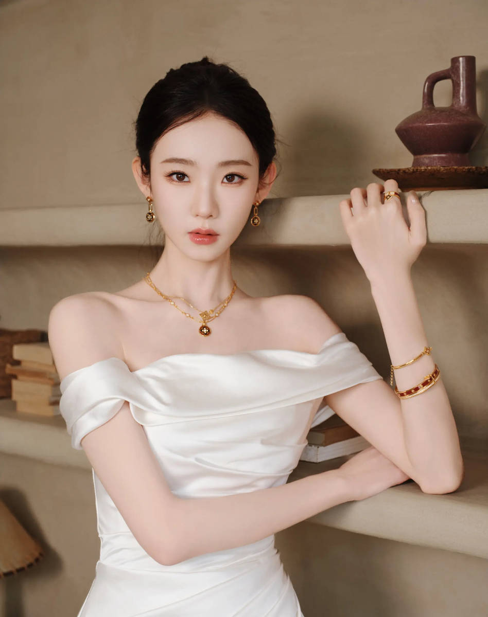 张艺凡身着白色抹胸缎面长裙 气质温婉大方