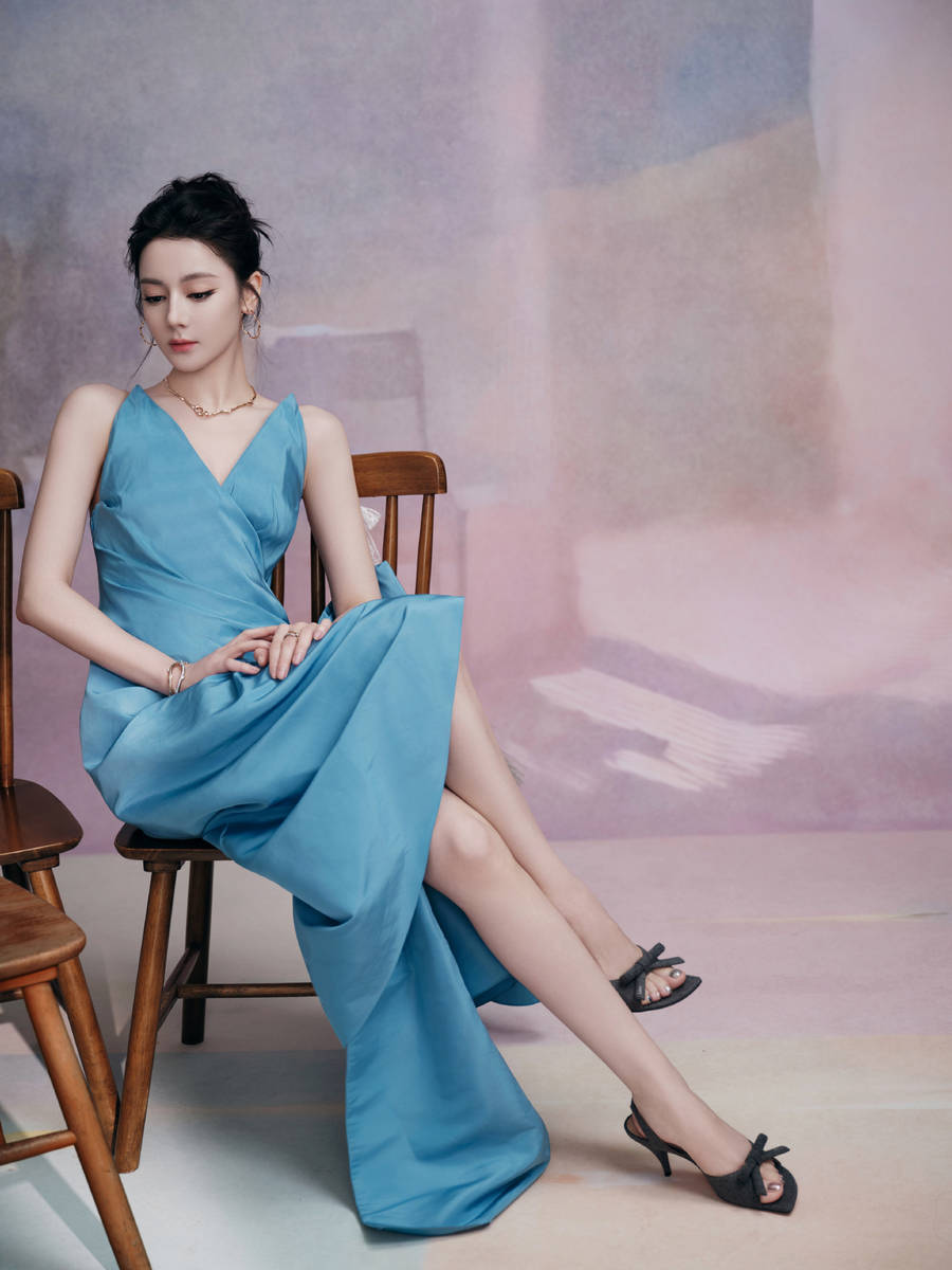 迪丽热巴穿蓝色长裙超性感 深V设计暴露好身材