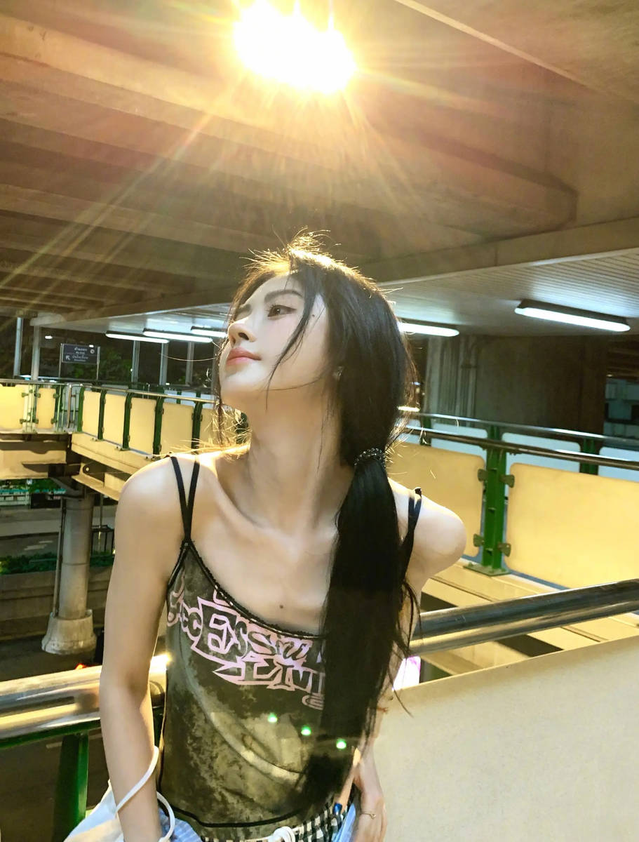 鞠婧祎更新营业美照！穿绿色小吊带清凉感十足