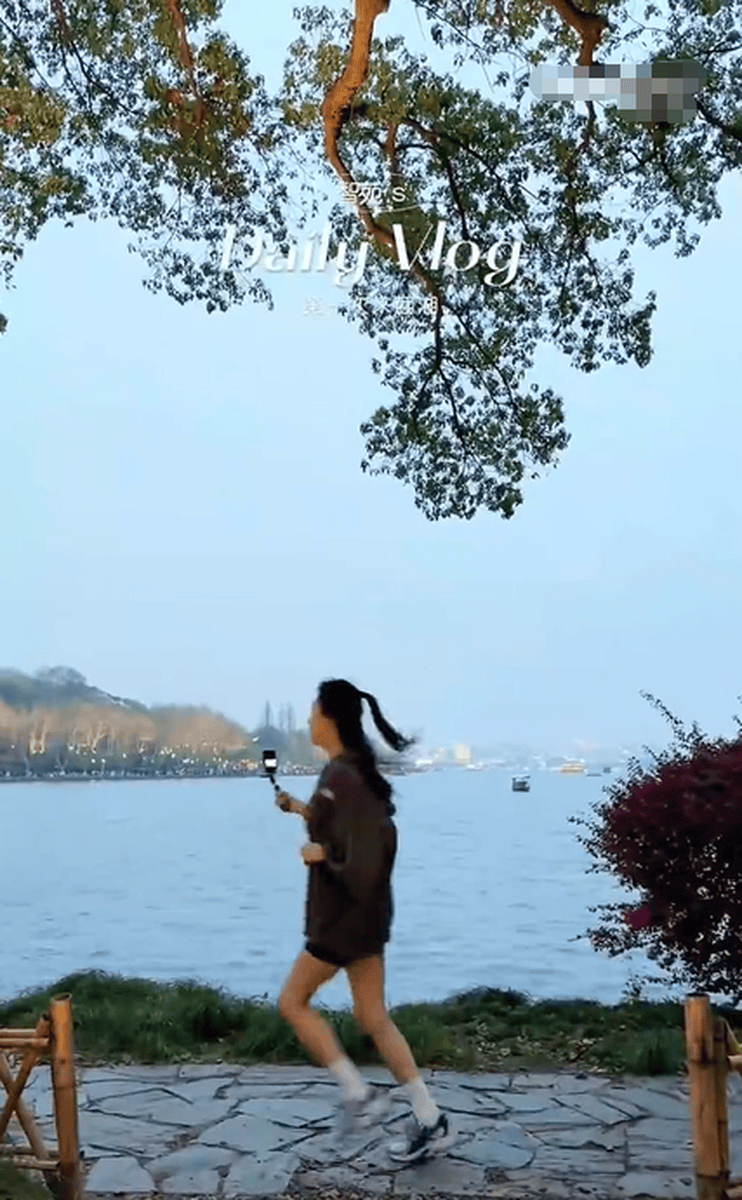 韩国影后河智苑西湖独自夜跑 素颜出镜状态超好