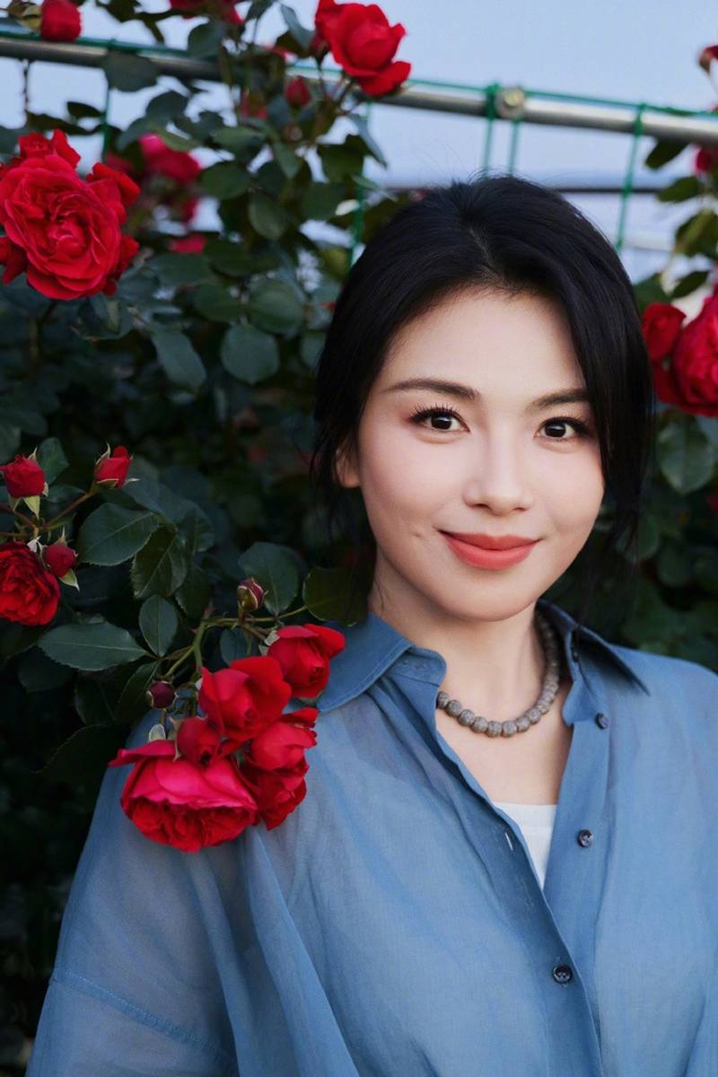 刘涛牛仔衬衫花墙大片 温婉大方尽显明丽气质