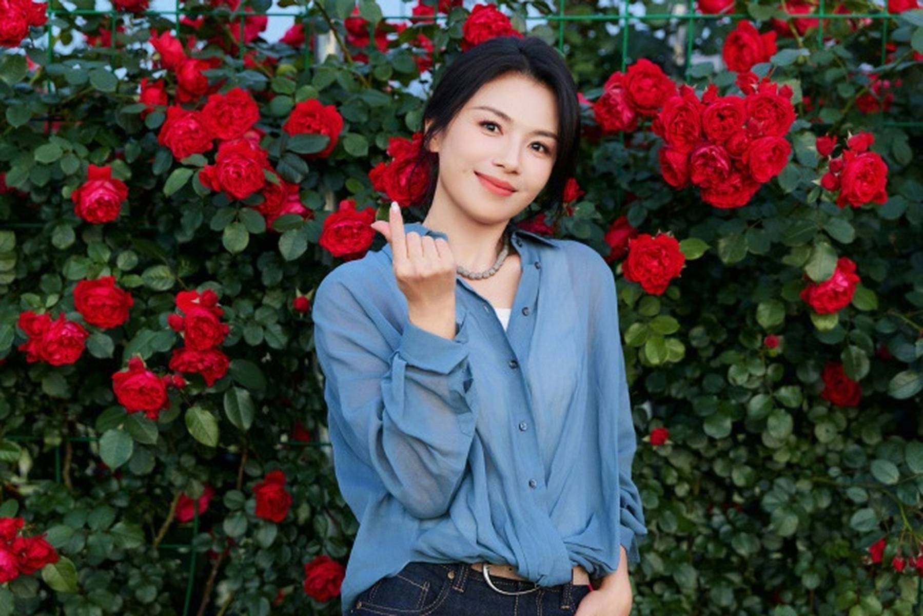 刘涛牛仔衬衫花墙大片 温婉大方尽显明丽气质
