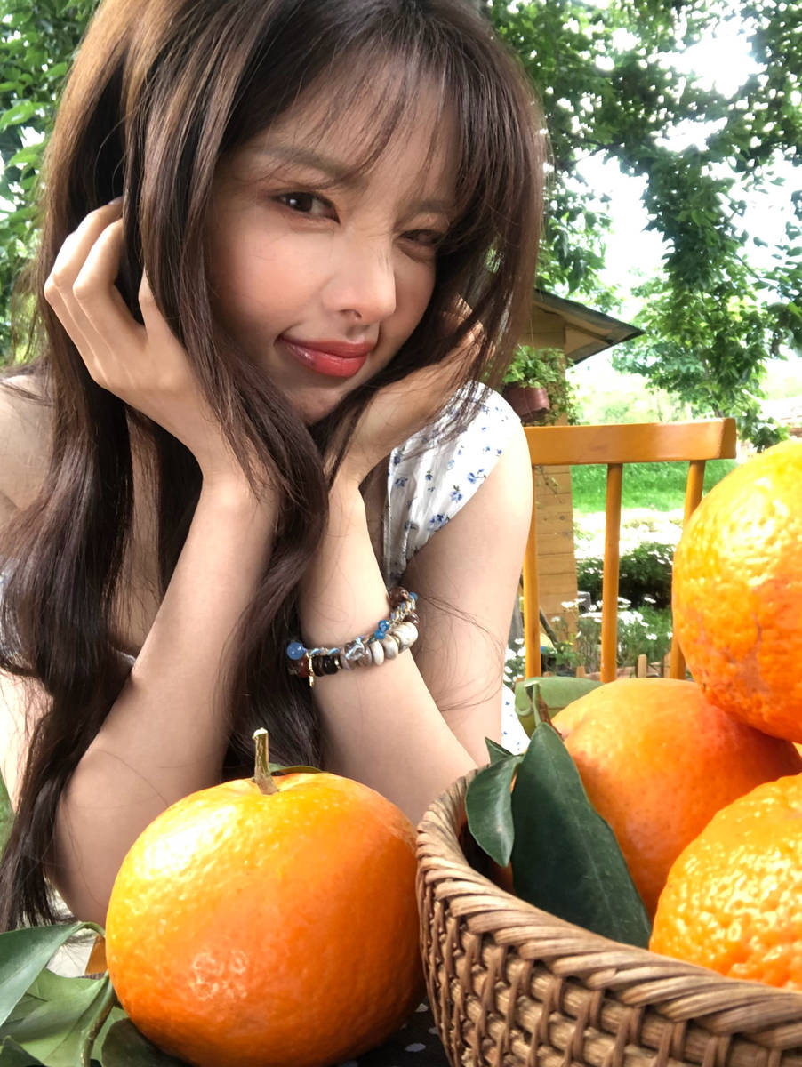 杨超越和橘子合照俏皮可爱 一头卷发少女感满满