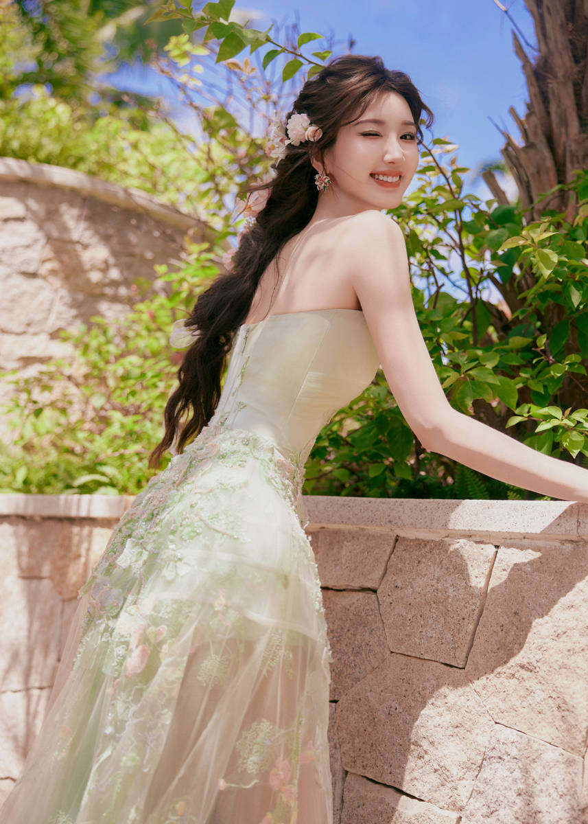 毛晓彤穿浅绿抹胸裙灵动明媚 对镜甜笑好似花仙子