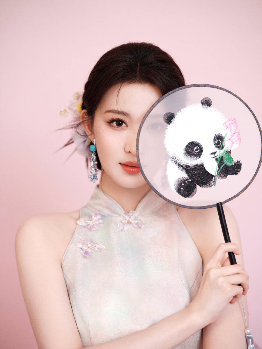 王楚然穿旗袍曲线曼妙 手持熊猫扇子俏皮可爱