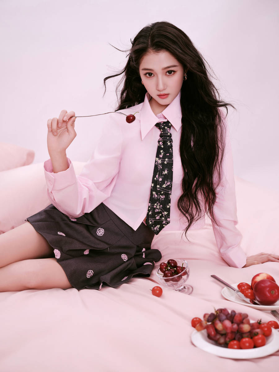 关晓彤穿粉嫩衬衣清新甜美！秒变糖果少女娇俏可人