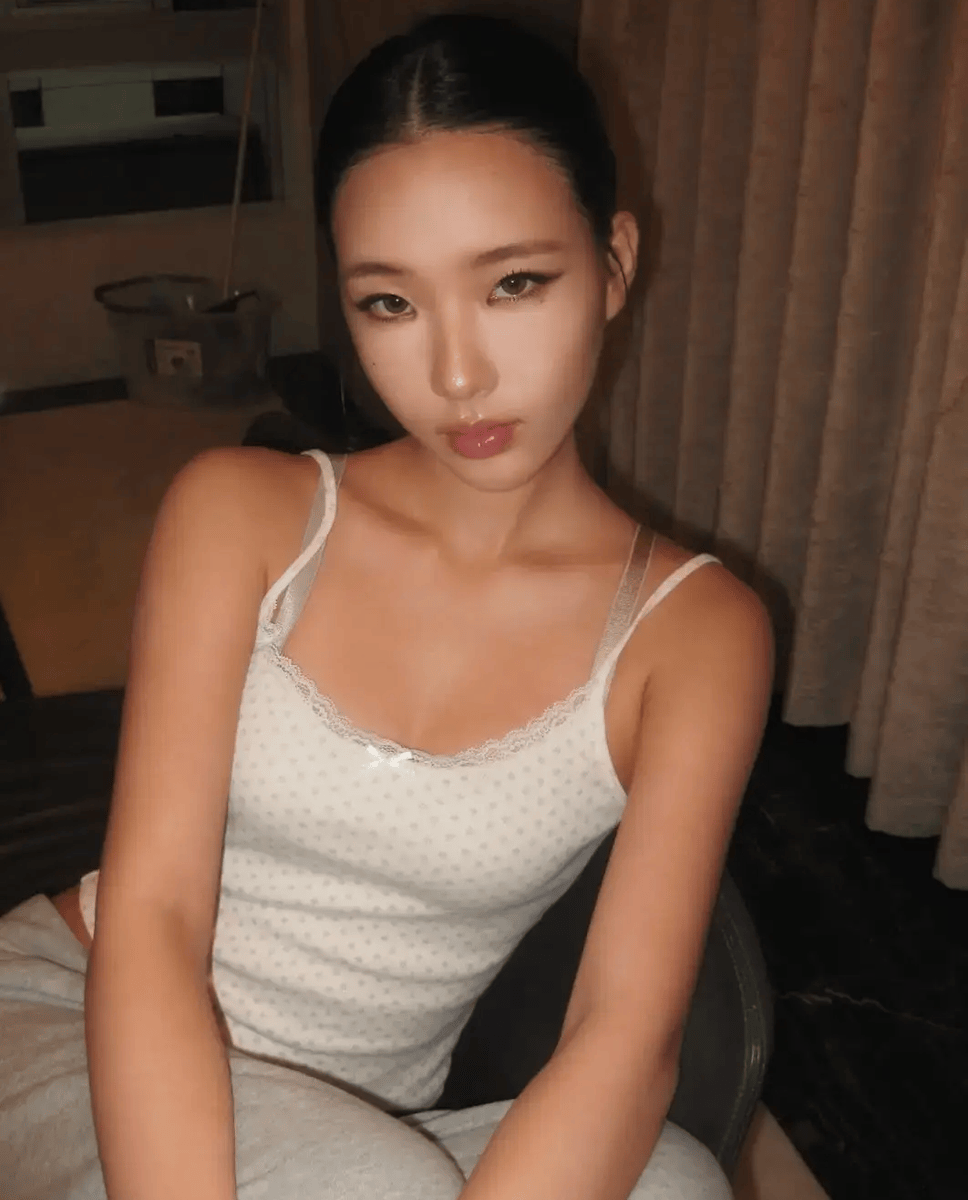 许曦文穿白色吊带居家服 韩风妆容又美又飒