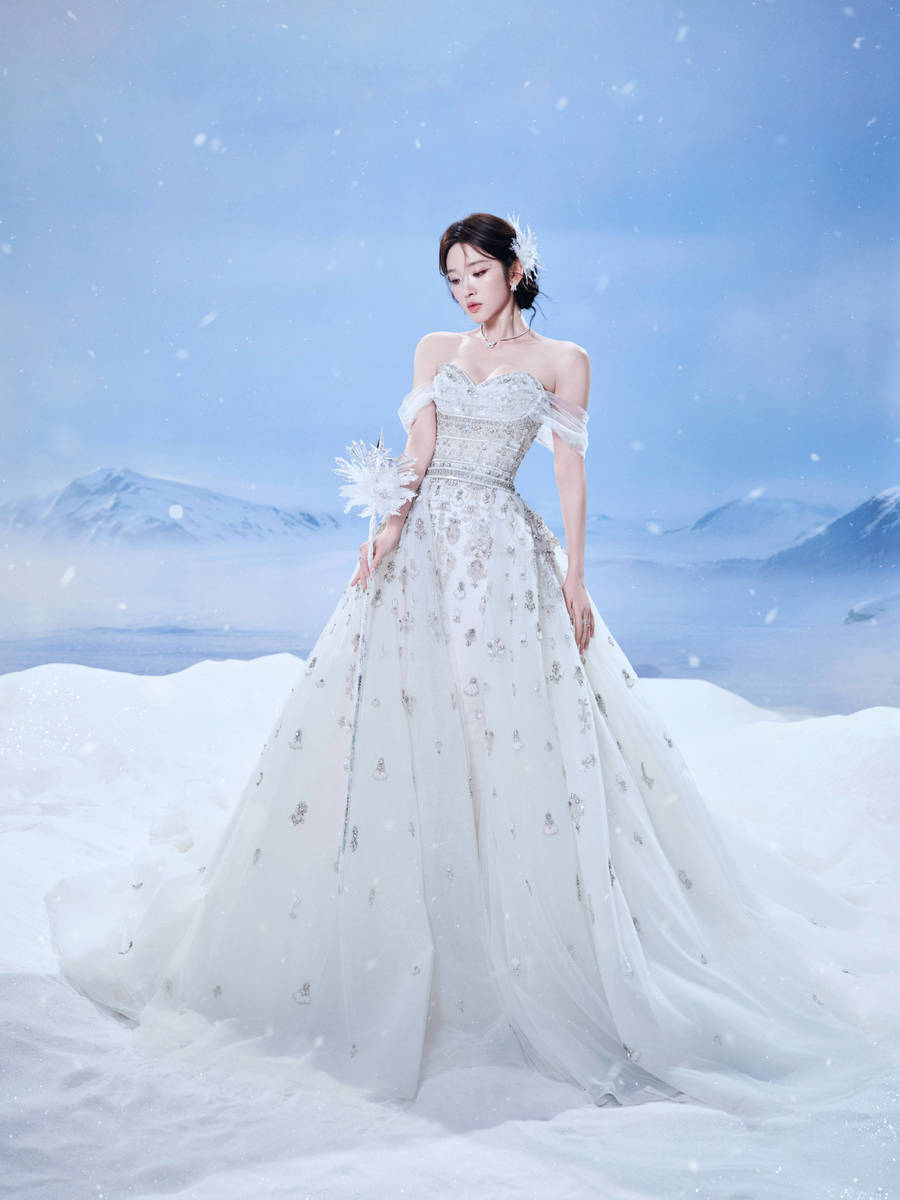 唐艺昕穿抹胸裙化身公主！于漫天飞雪里盛放温柔