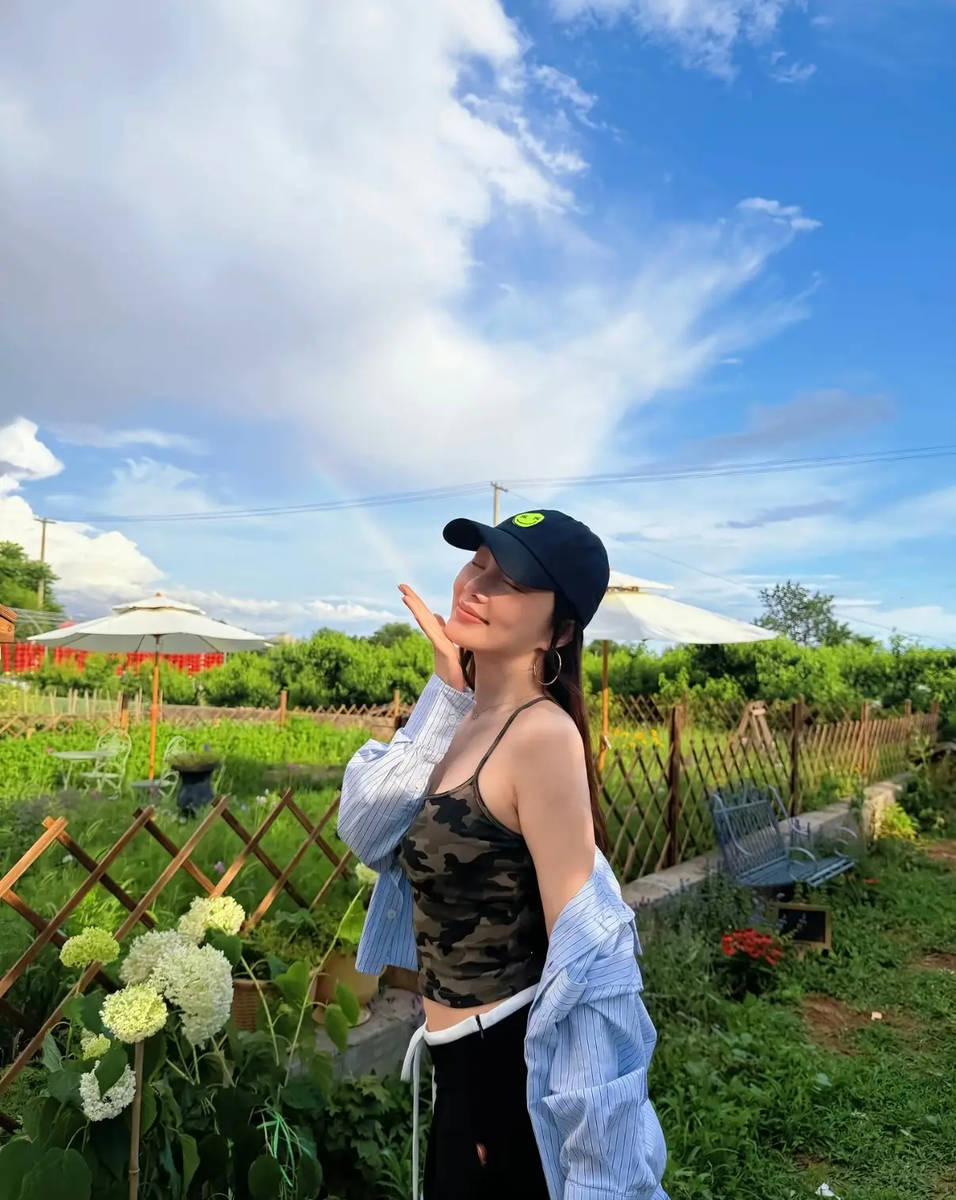 李小璐甜美比心自在随性 穿迷彩吊带衫身材火辣