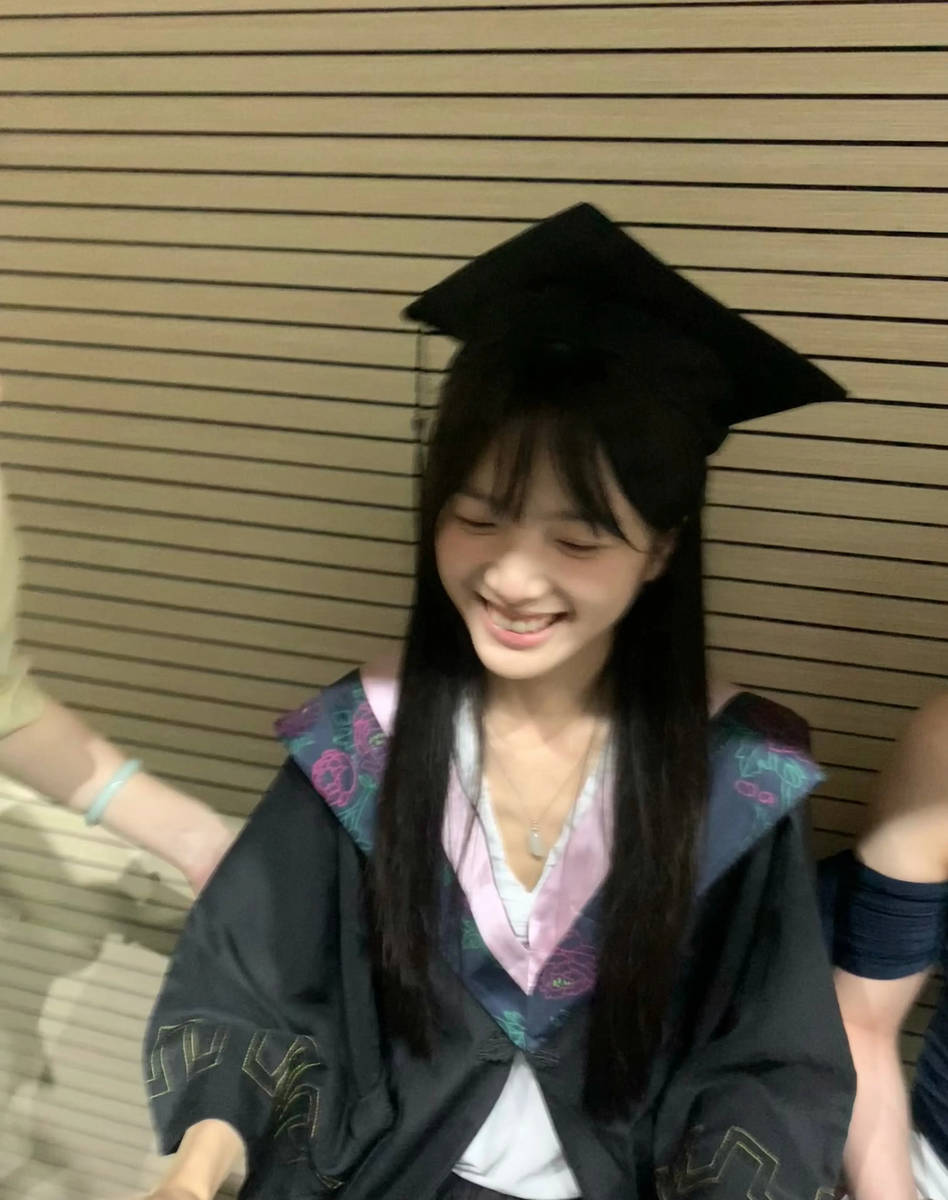 李思潼分享毕业典礼随拍 穿学士服甜笑温柔明媚
