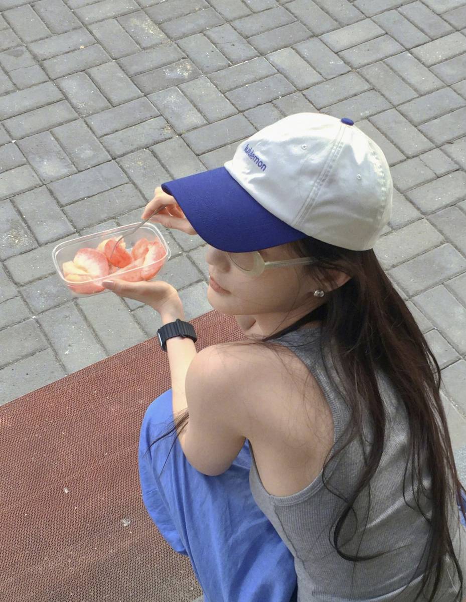 李一桐穿工装背心配阔腿裤 手臂肌肉线条清晰好看