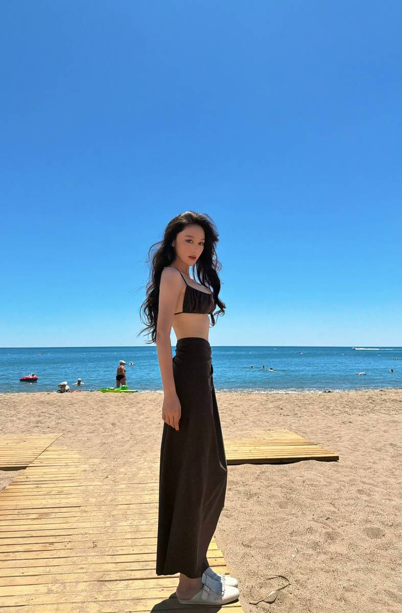 张馨予比基尼大片慵懒性感 身姿曼妙尽显女人味