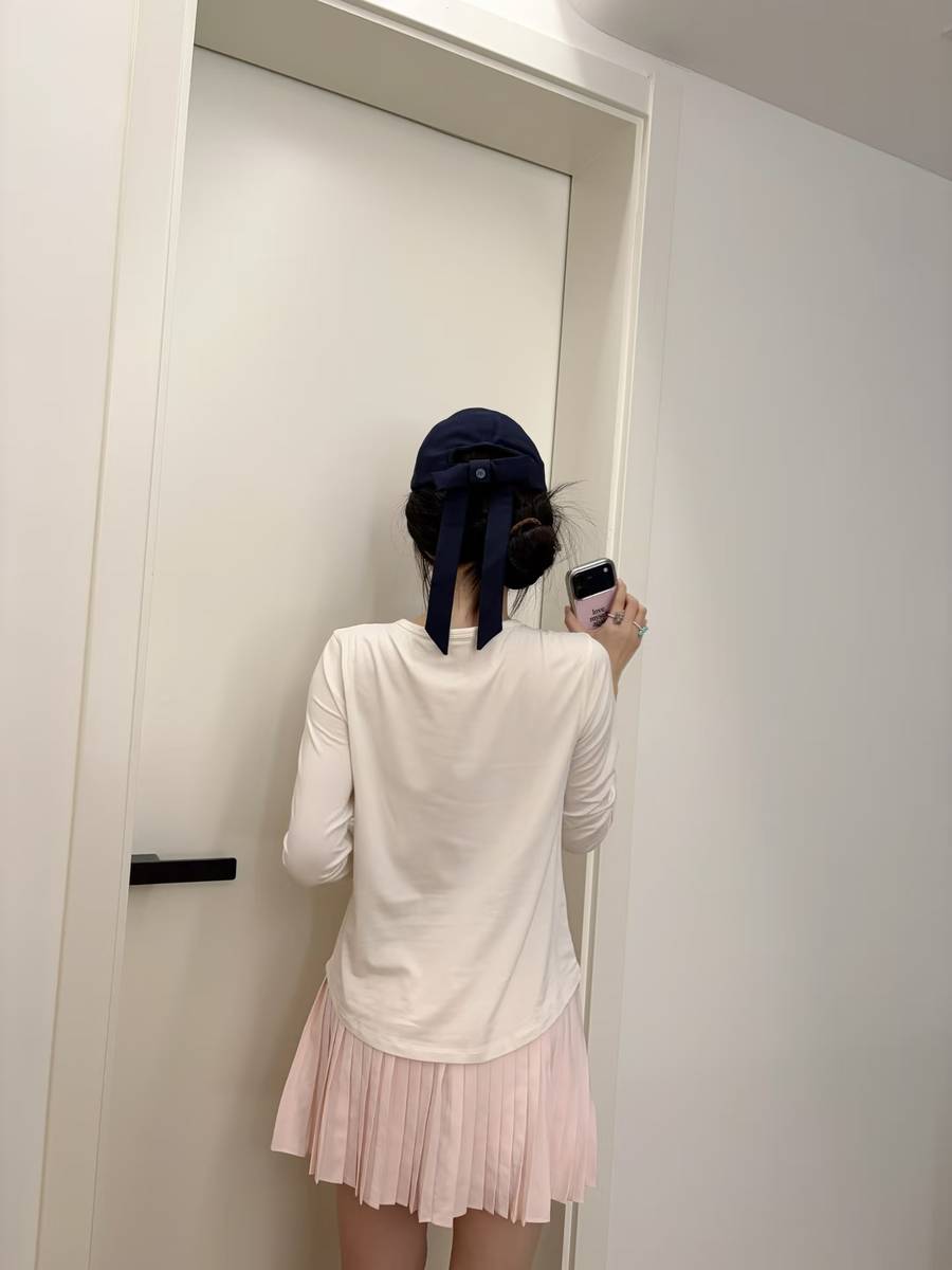 虞书欣穿白上衣配粉色百褶裙 甜美运动风元气可爱
