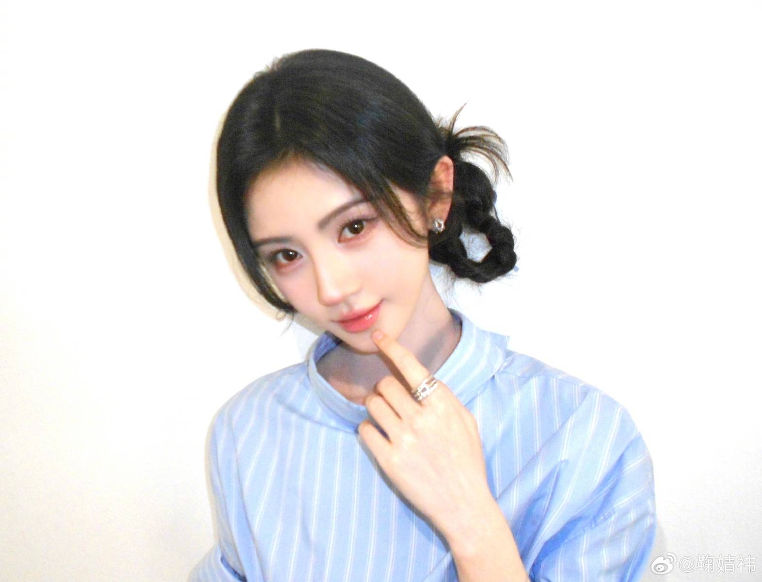 鞠婧祎晒对镜自拍美照 穿黑色小短裙秀纤细美腿