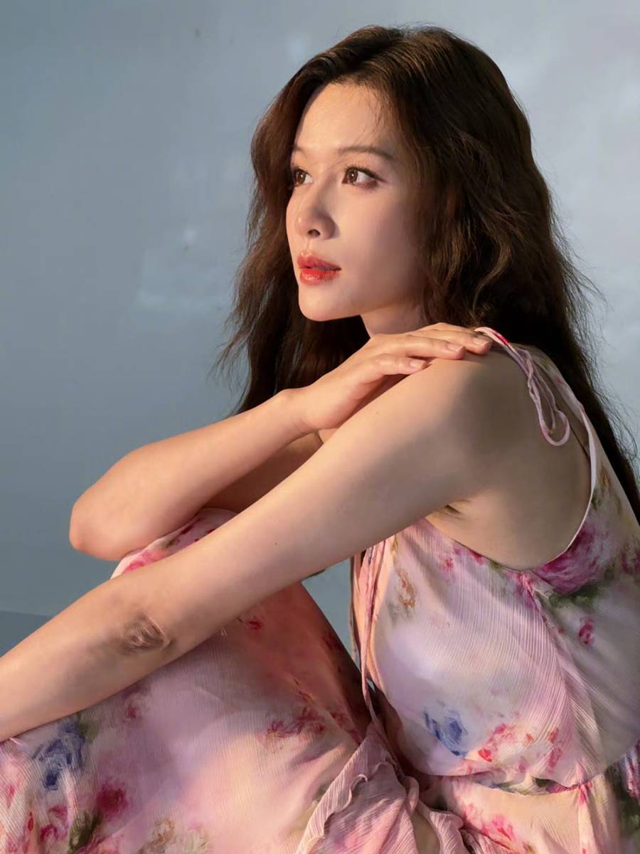叶一茜穿粉色碎花吊带长裙 柔婉慵懒氛围感十足