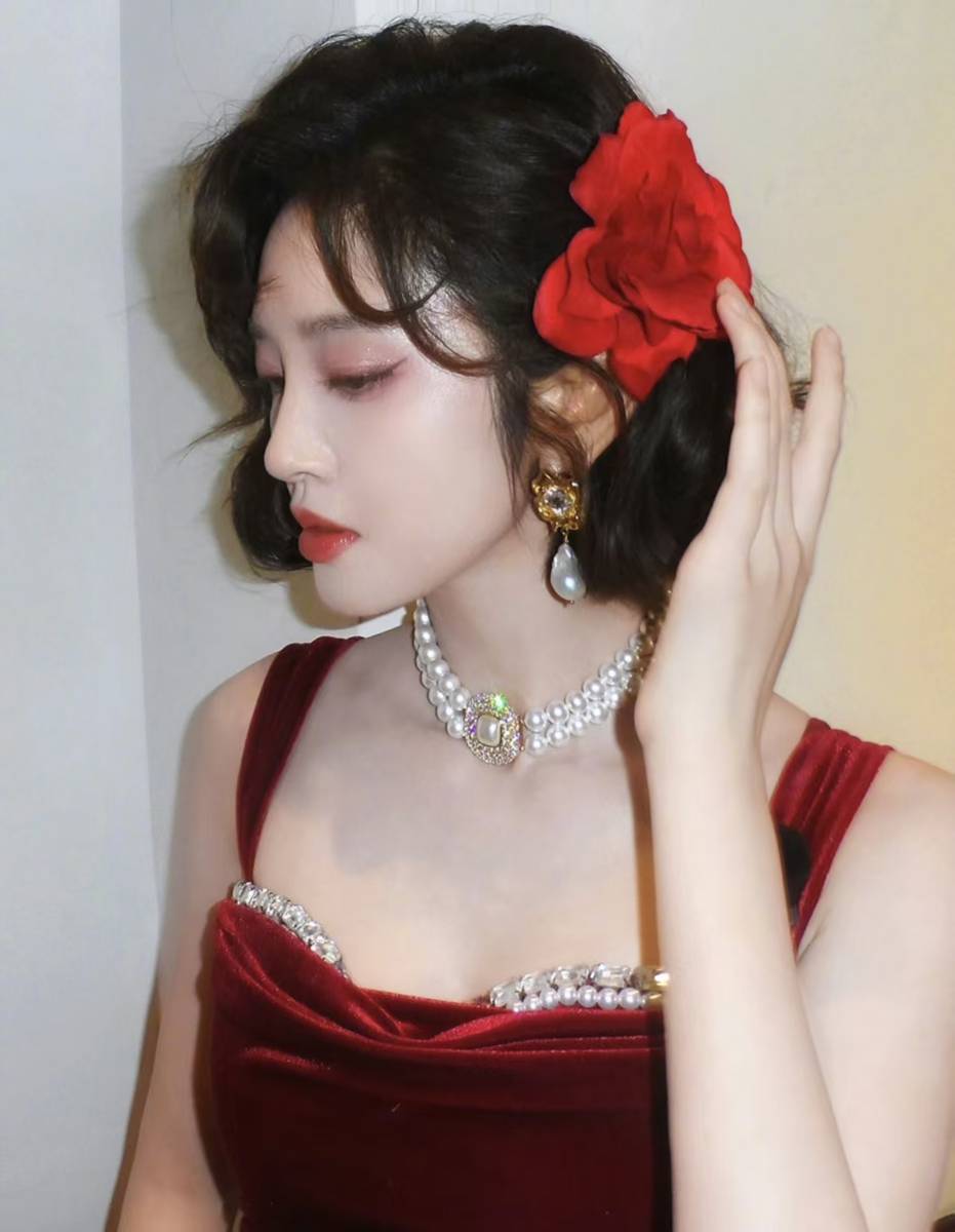 唐艺昕穿吊带裙配红花发饰 复古明艳氛围感十足