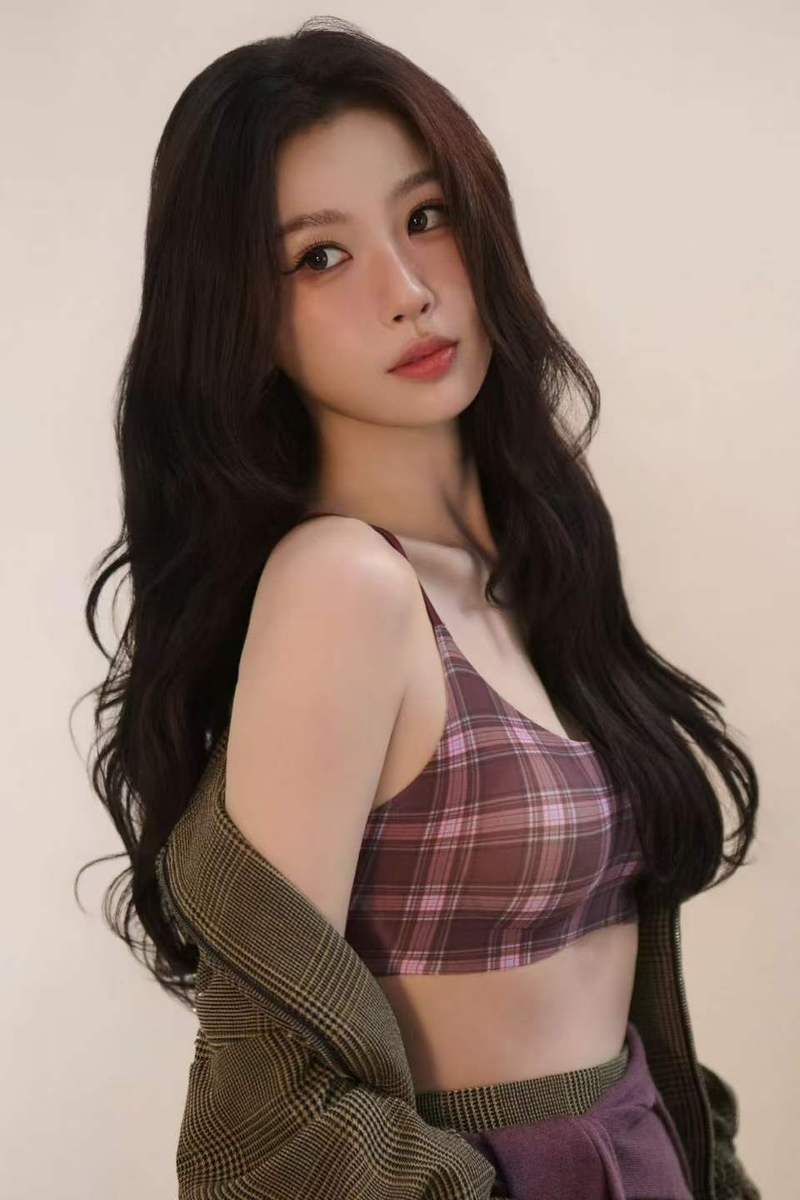 虞书欣穿美拉德色系格纹套装 明艳复古辣妹感十足