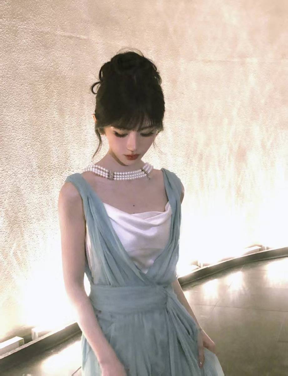 鞠婧祎穿绿纱质长裙配珍珠项链 清雅温婉贵气动人