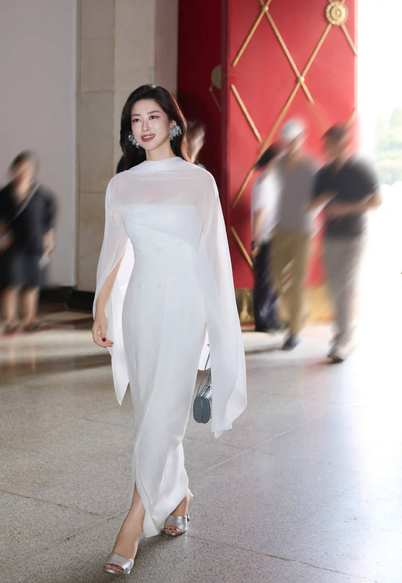 朱珠晒看秀美照状态佳 一袭白色长裙气质优雅迷人