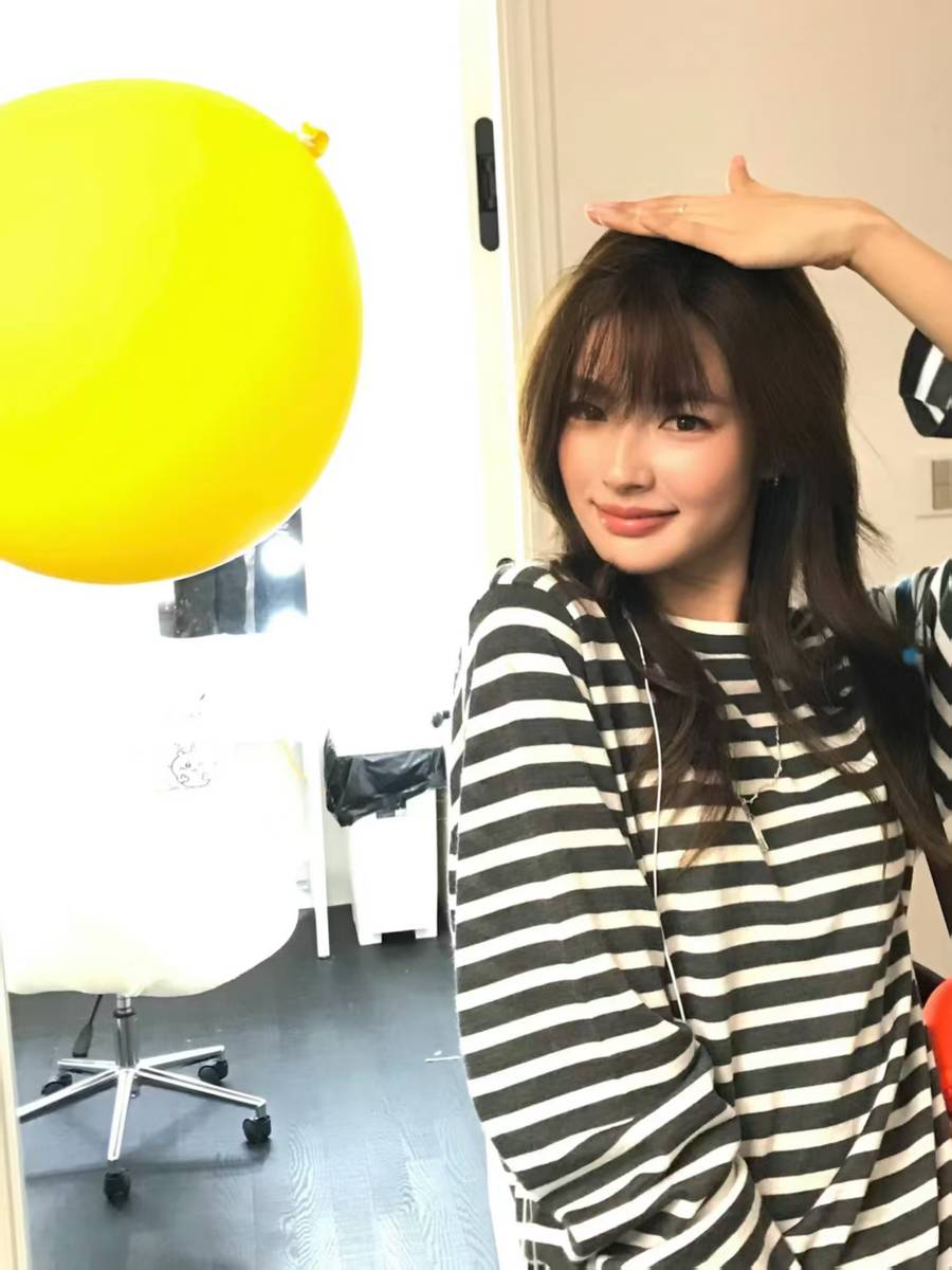徐若晗穿条纹衫 齐刘海造型元气软萌少女感拉满