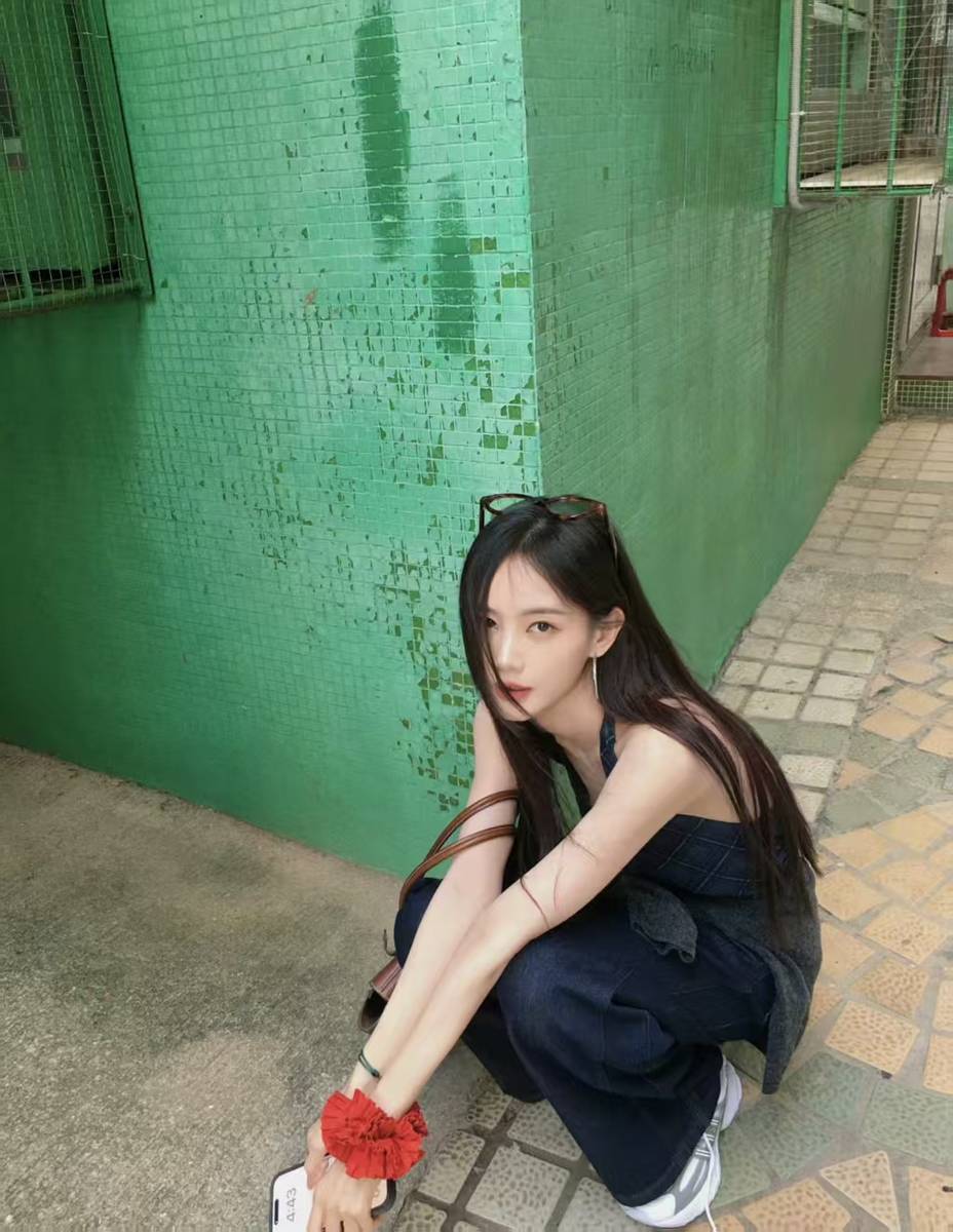 李一桐晒澳门街头随拍 格纹挂脖穿搭随性松弛清新动人