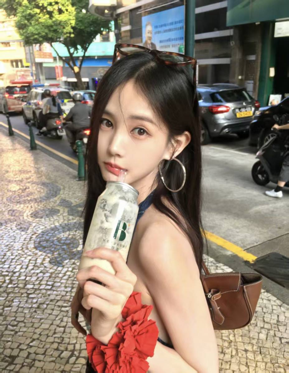 李一桐晒澳门街头随拍 格纹挂脖穿搭随性松弛清新动人