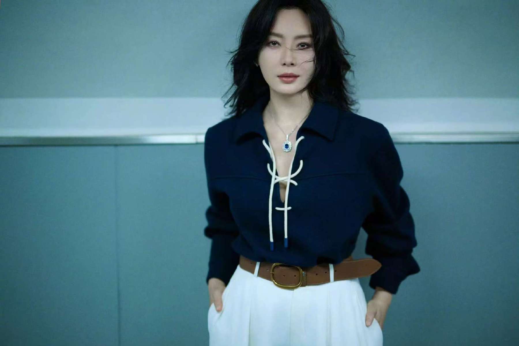 陈数穿藏青系带衬衫搭白色阔腿裤 知性干练尽显熟女氛围感
