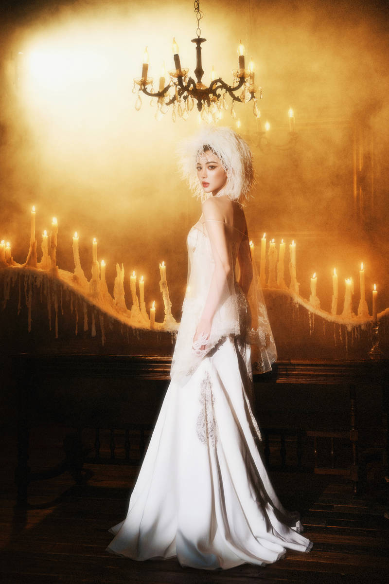 娜扎戴羽毛头饰宛若蟾光神女 穿蕾丝礼裙性感灵动