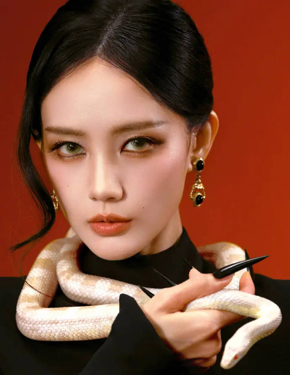 李一桐脖子缠白蛇拍照 压迫美感扑面而来