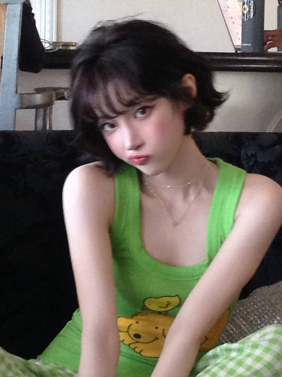 宋雨琦穿绿色小狗背心 嘟嘴卖萌俏皮少女感十足