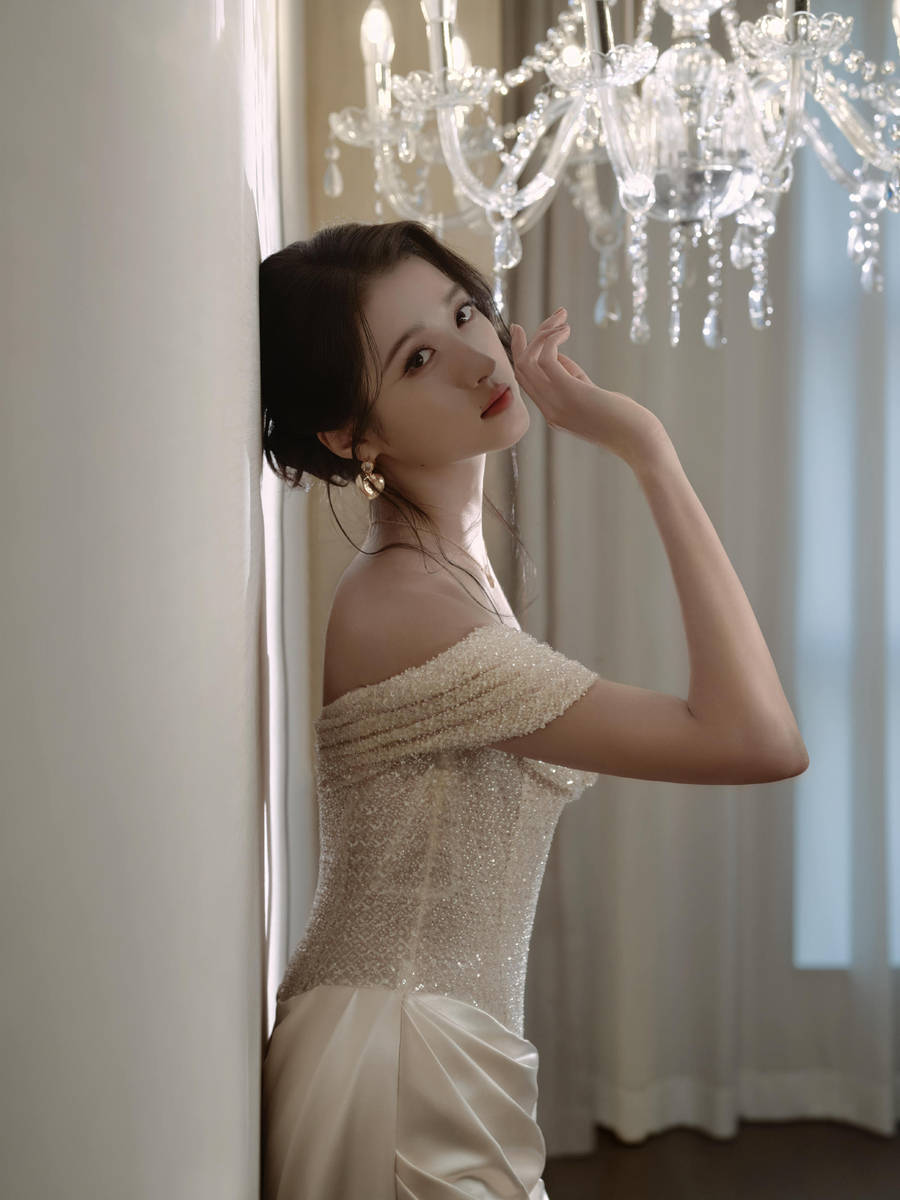 关晓彤香槟色一字肩亮片慑服 抬眸侧望风凉娴雅