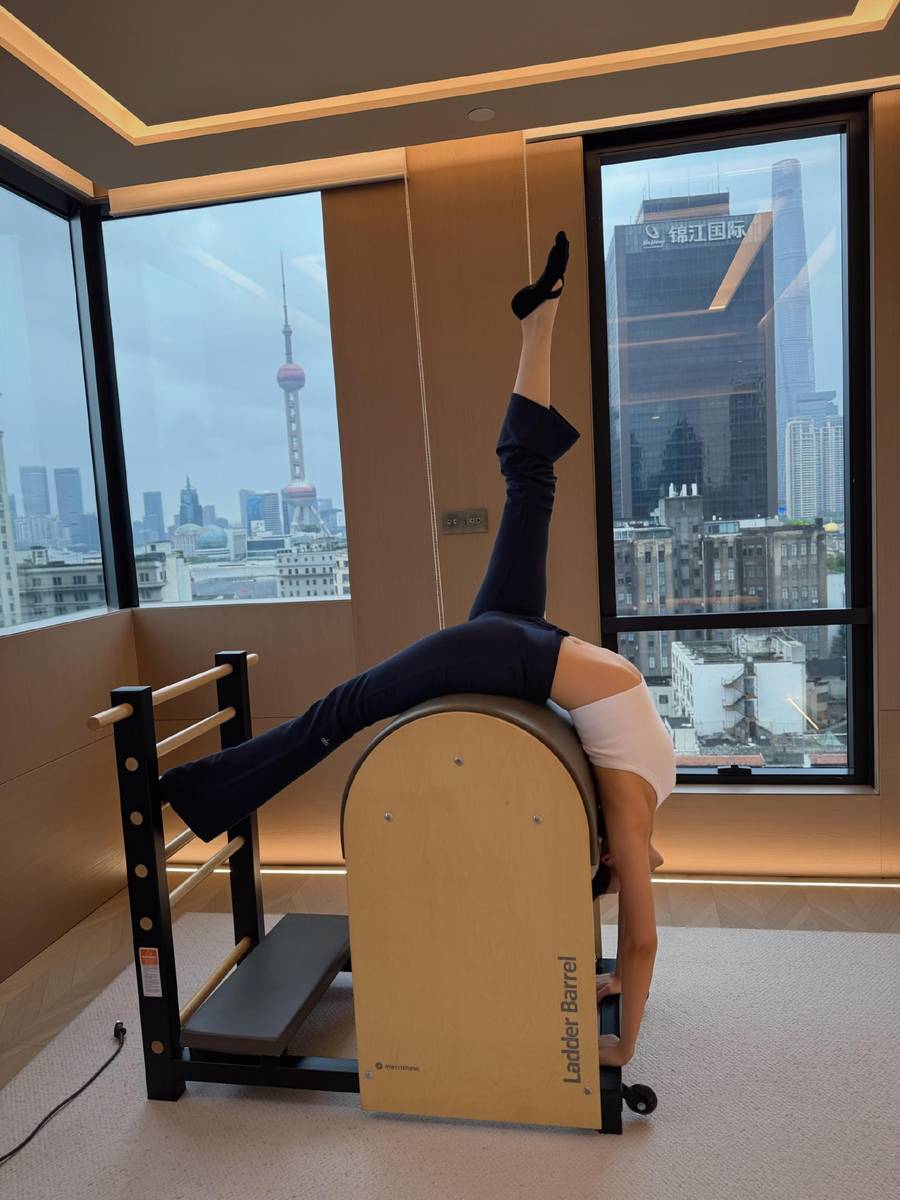 程潇手拿射击瞄准靶低头浅笑 晒练瑜伽柔韧性惊人