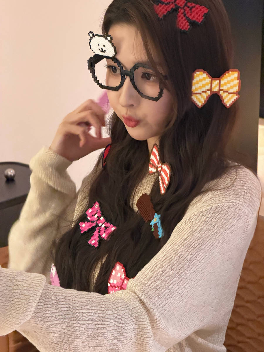 王玉雯戴蝴蝶结拼豆好可爱 秒变鬼马少女俏皮灵动
