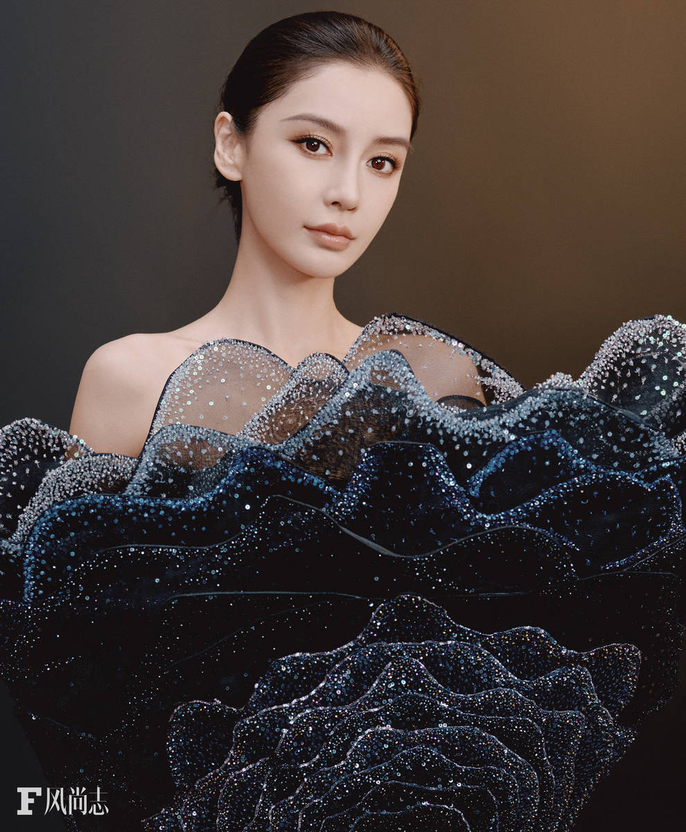 杨颖通透薄纱搭配钉珠抹胸裙 朦胧空灵雅致神秘