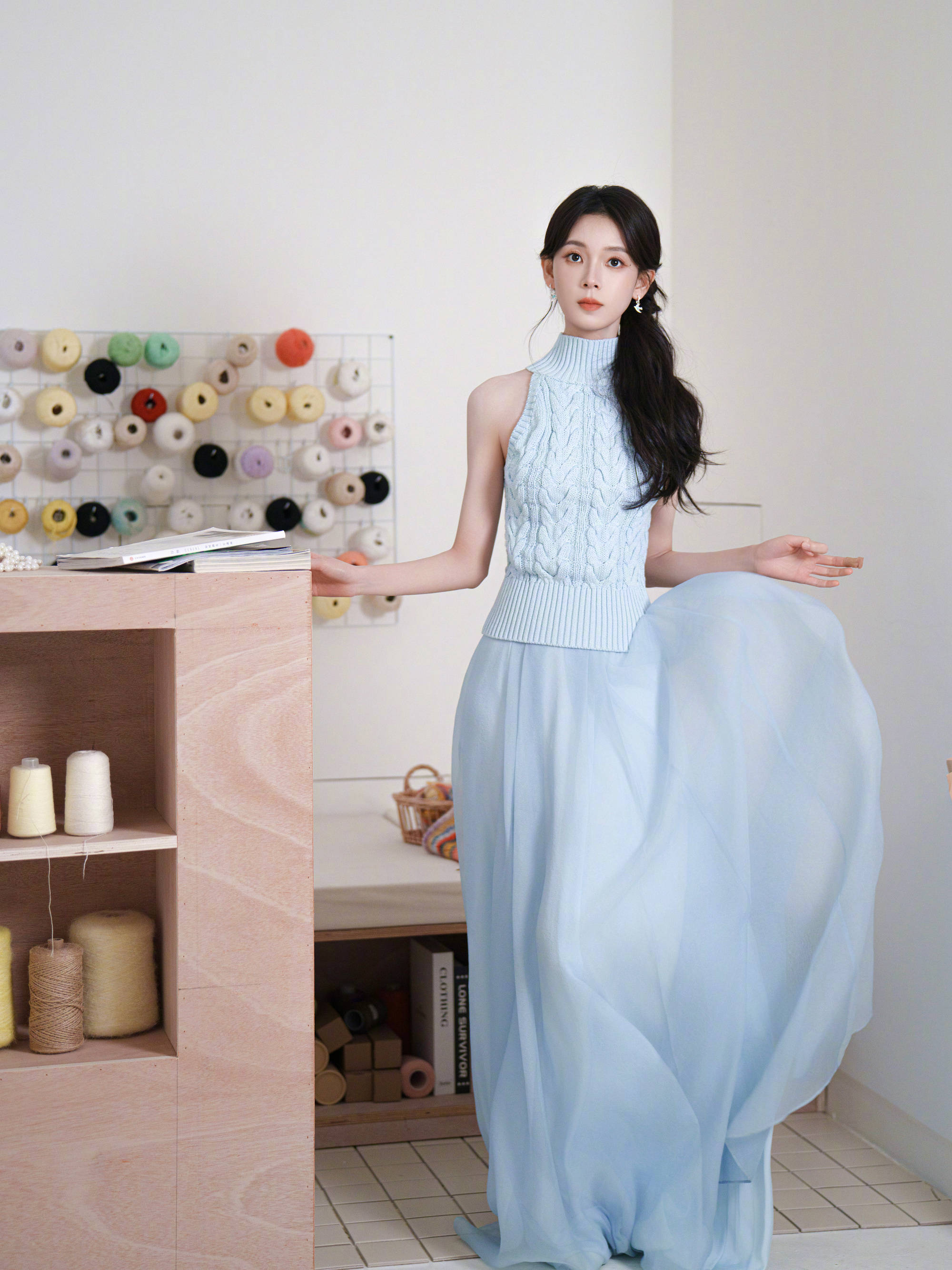 陈瑶浅蓝针织衫配纱裙 恬静温婉清甜又治愈