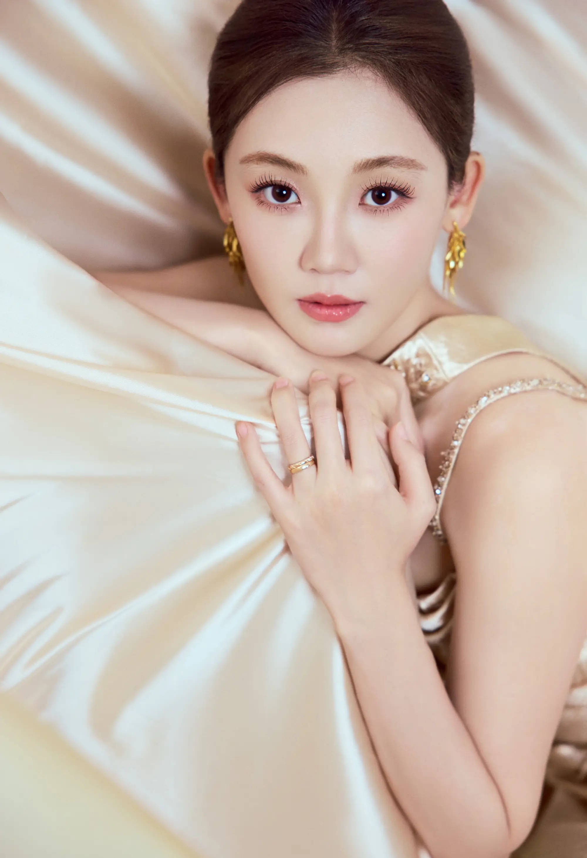 郑恺妻子苗苗更新美照！穿吊带裙拍大片气质优雅