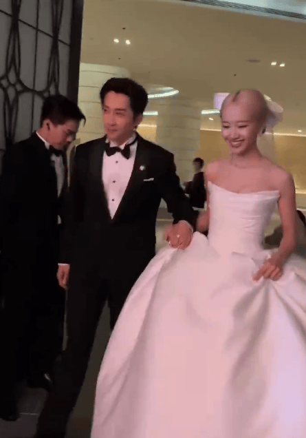 陈贵寓lulu举行婚典！二东谈主甘好意思热吻大方秀恩爱