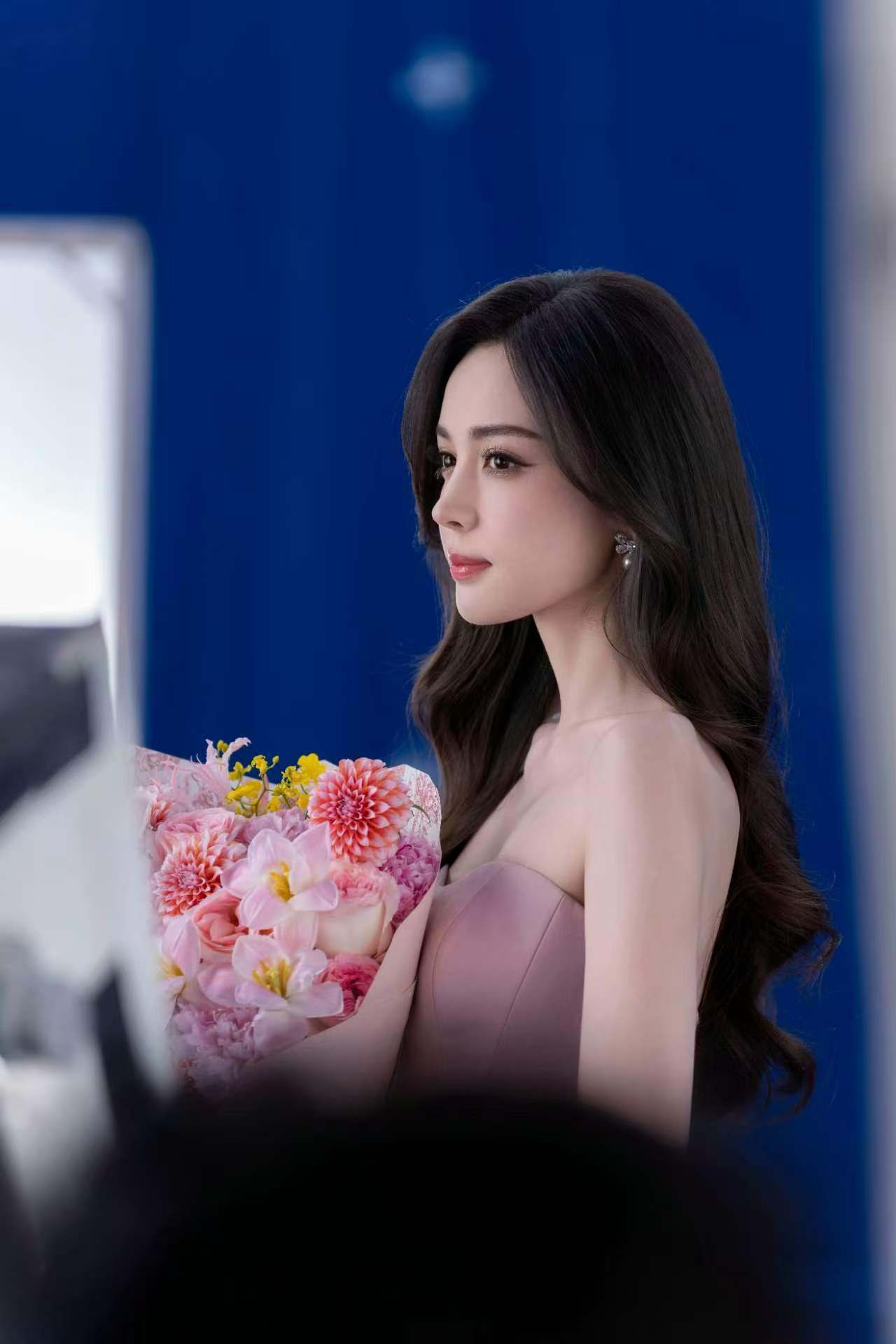 娜扎穿立体花饰粉裙手捧花束 甜笑灿烂侧颜精细