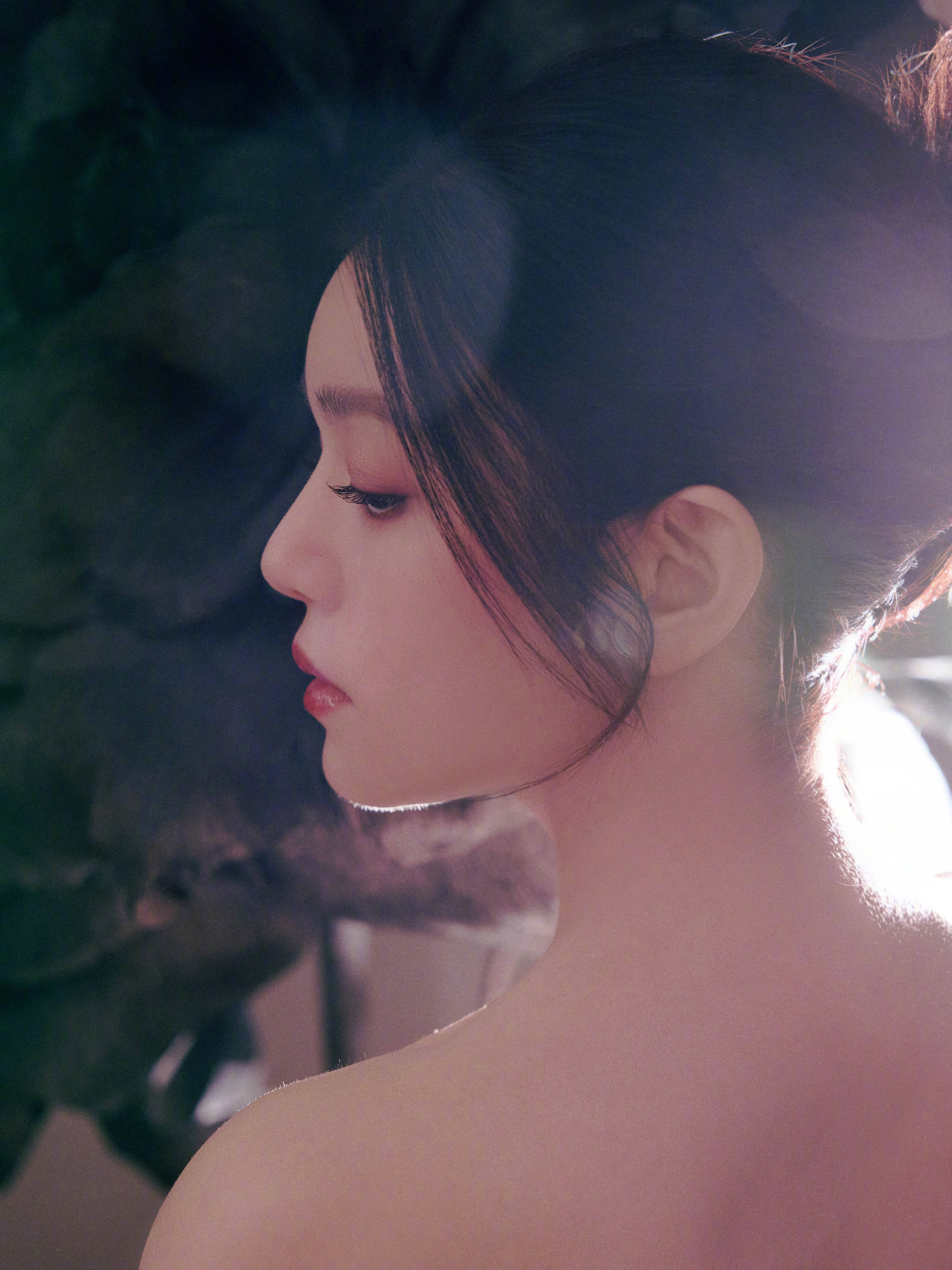 陈妍希穿黑抹胸裙紧密优雅 发丝盘起衬出纤好意思肩颈