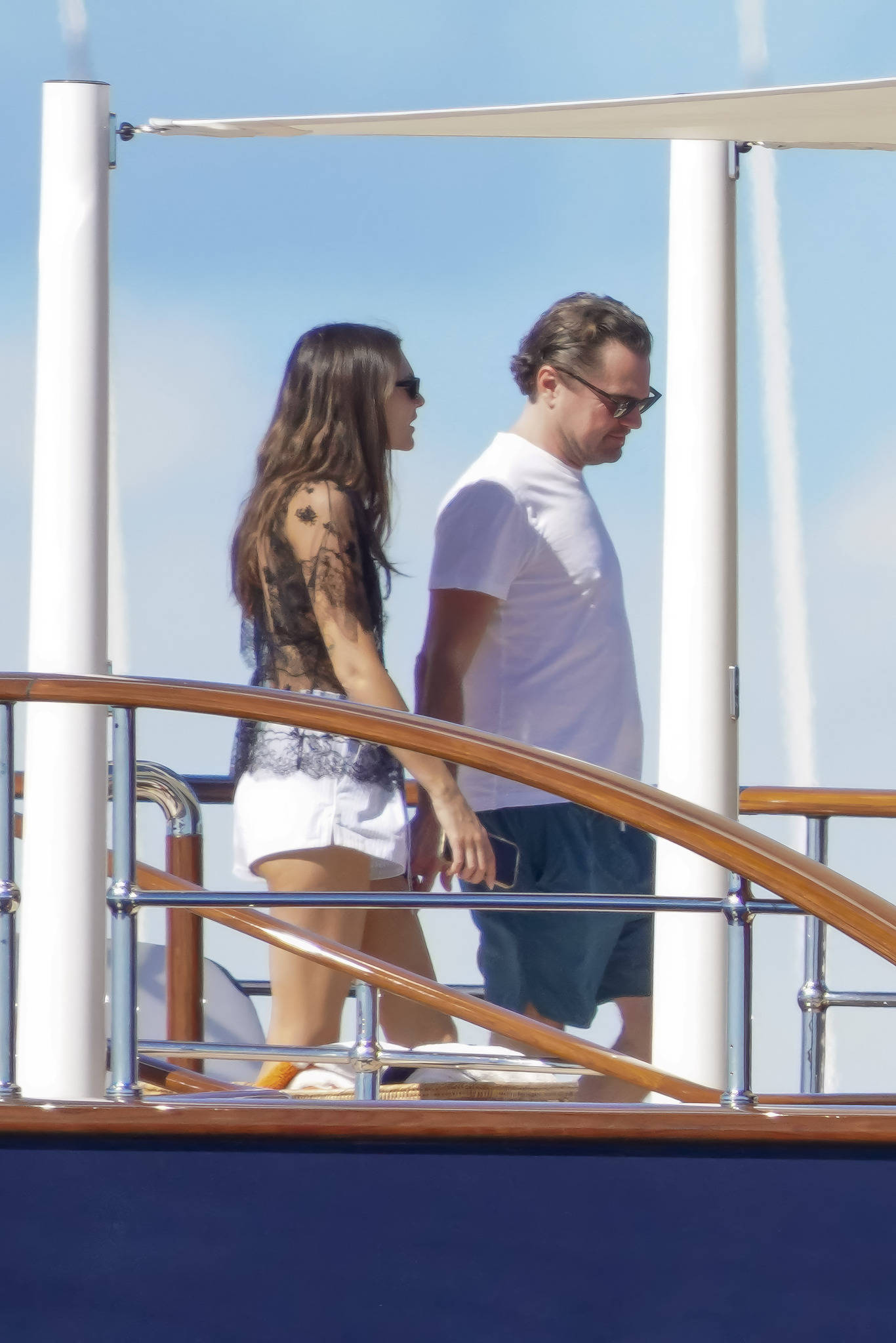 “小李子”与女友出海维多利亚穿比基尼身材超辣