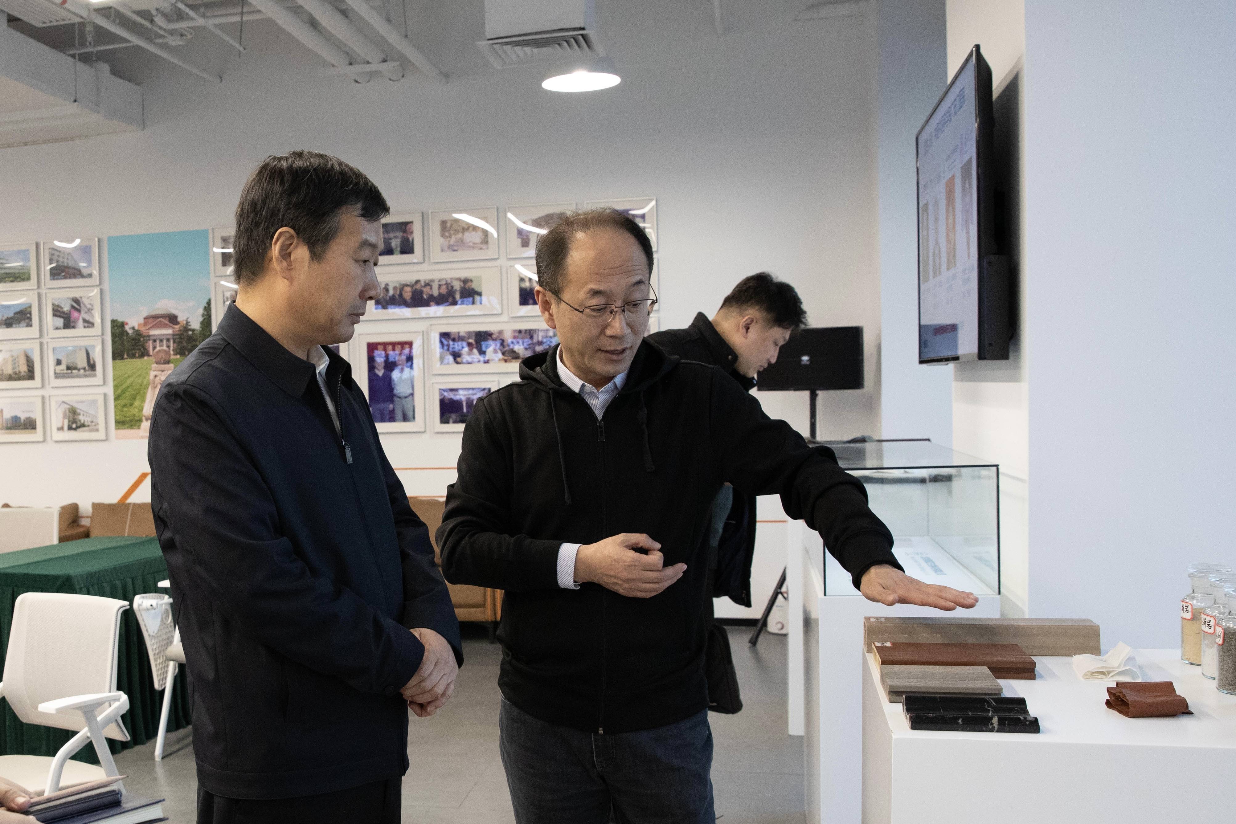 副总裁赵炳庆带领考察团队参观了北京cbd数字创新中心科技展厅,并详细